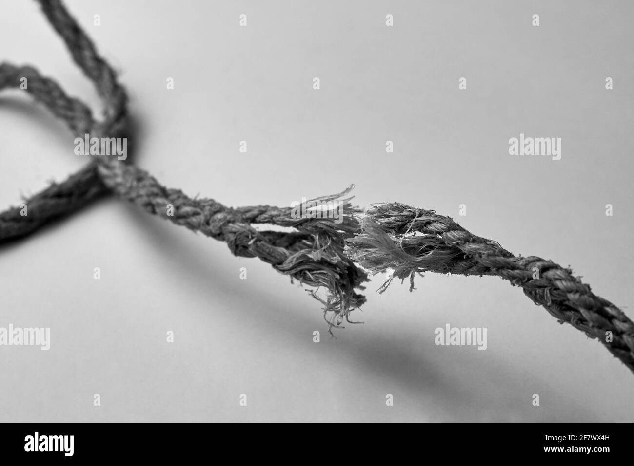 Il momento della rottura della corda, concetto di liberazione, foto in bianco e nero. Foto Stock