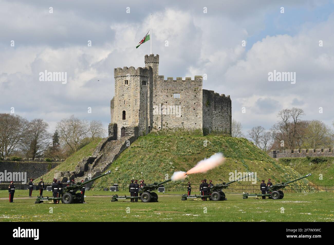I membri del 104esimo Regiment Royal Artillery sparano un saluto di 41 armi nei terreni del Castello di Cardiff per celebrare la morte del Duca di Edimburgo. Data immagine: Sabato 10 aprile 2021. Foto Stock