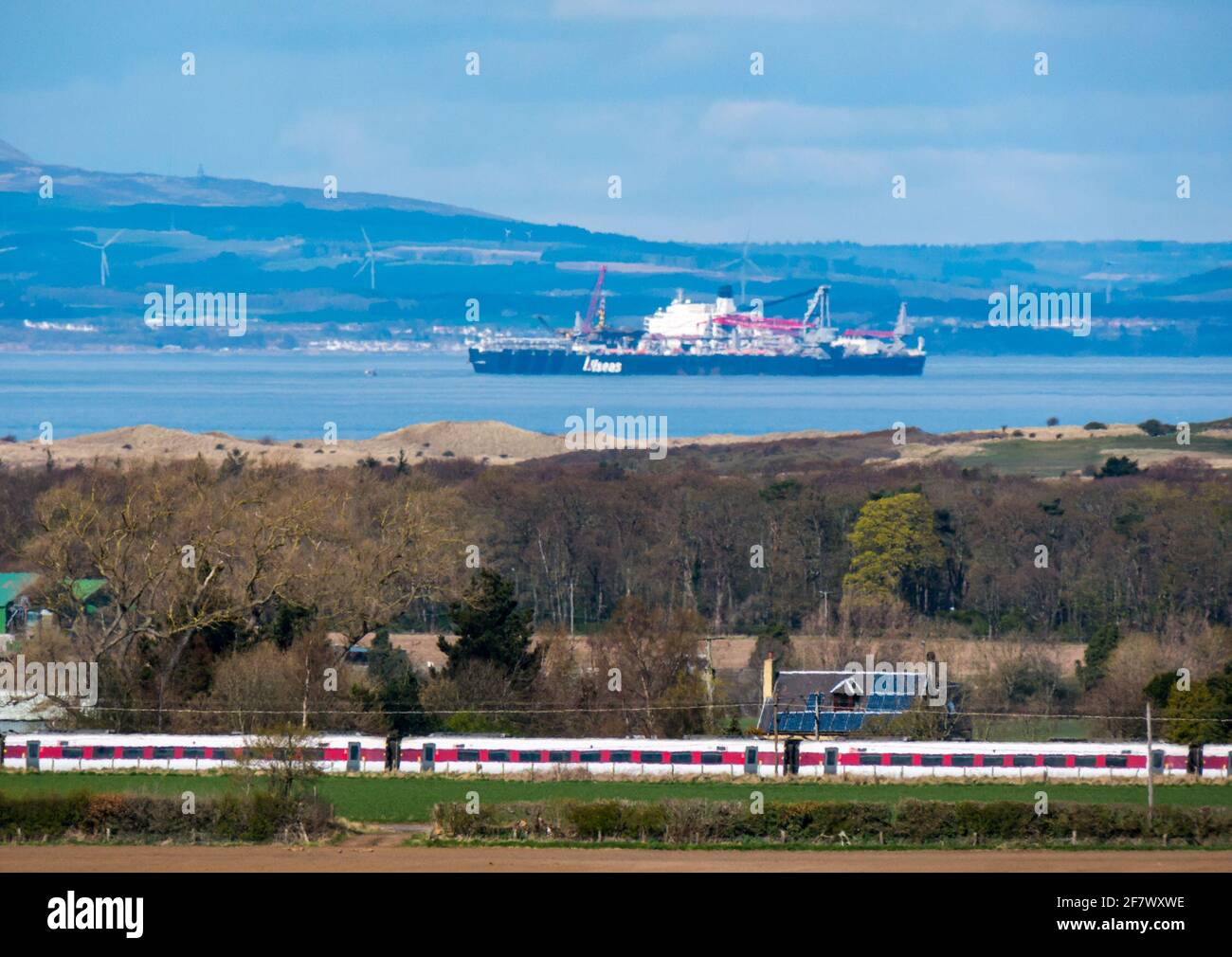 Scozia, Regno Unito. La nave più grande del mondo arriva a Firth of Forth: Allseas pionieristico Spirito un catamarano gru, lungo 382 m e largo 124 m (doppio scafo) ancorato nel Firth of Forth Foto Stock