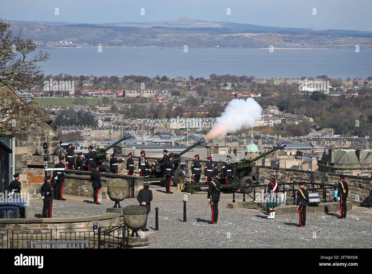 I membri del 105° Regiment Royal Artillery sparano un saluto da 41 armi al Castello di Edimburgo, per celebrare la morte del Duca di Edimburgo. Data immagine: Sabato 10 aprile 2021. Foto Stock
