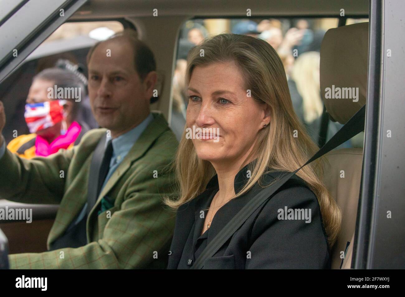 Il conte e la contessa di Wessex lasciano il Castello di Windsor, Berkshire, dopo l'annuncio della morte del duca di Edimburgo all'età di 99 anni. Data immagine: Sabato 10 aprile 2021. Foto Stock