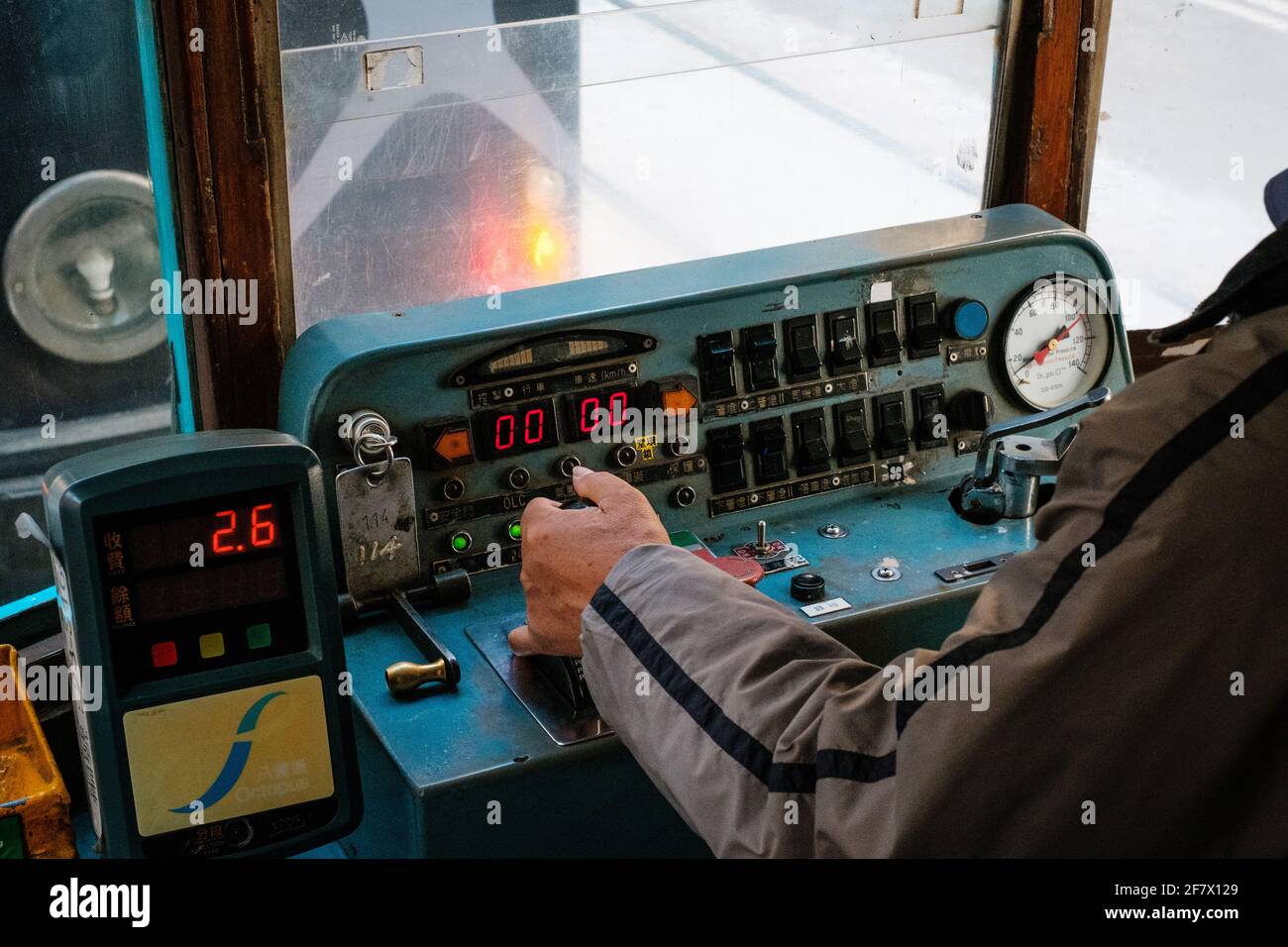Hong Kong - Novembre, 2019: Driver in cabina di pilotaggio di vecchia vecchia auto a due piani di tram a Hong Kong Foto Stock