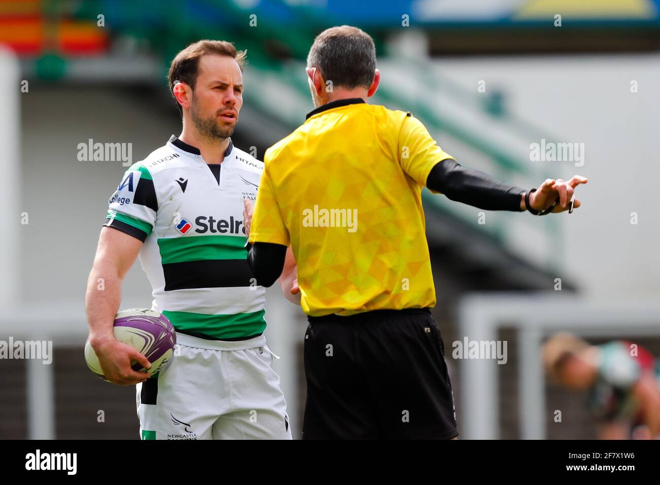 10 aprile 2021; Mattoli Woods Welford Road Stadium, Leicester, Midlands, Inghilterra; European Rugby Challenge Cup, Leicester Tigers contro Newcastle Falcons; il Referee Romain Poite avverte il capitano dei falchi di Newcastle Micky Young sulle infrazioni ripetute Credit: Action Plus Sports Images/Alamy Live News Foto Stock