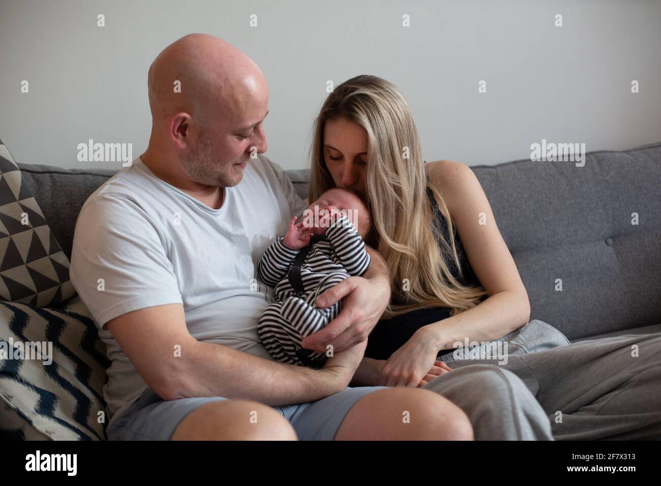 Mamma e papà con bambino di 2 settimane Foto Stock