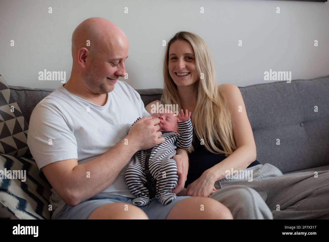 Mamma e papà con bambino di 2 settimane Foto Stock