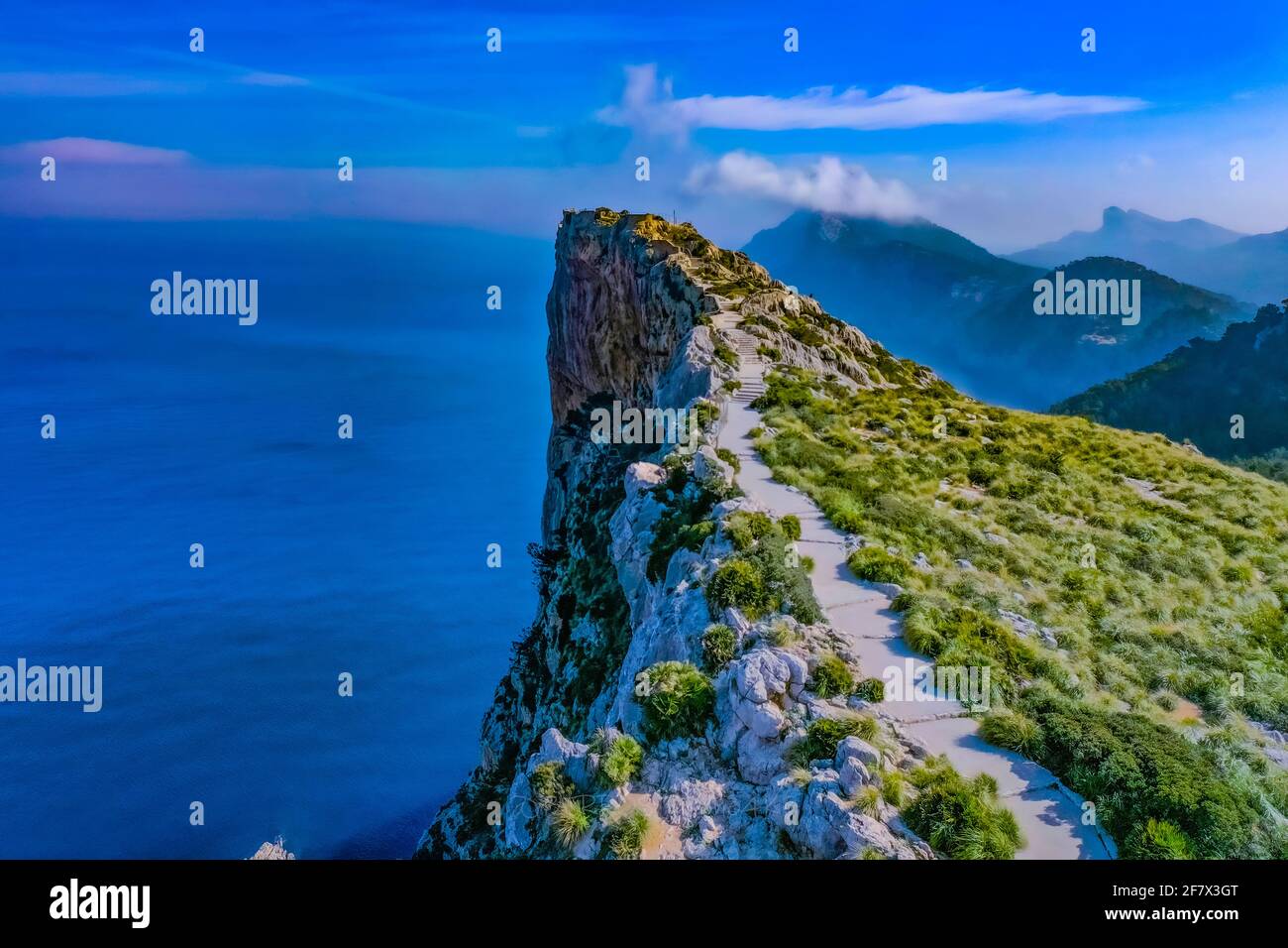 la talaia - strada del Formentor - lato scogliera a piedi. Montagna mediterraneo Tramuntana lato Foto Stock