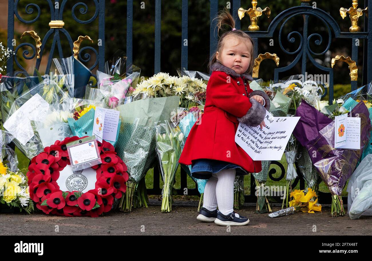 Maise Cairns, di 18 mesi, alle porte del castello di Hillsborough, nell'Irlanda del Nord, durante un saluto di 41 armi, dopo l'annuncio della morte del duca di Edimburgo all'età di 99 anni. Data immagine: Sabato 10 aprile 2021. Il principe Filippo, 99 anni, fu la consorte più lunga della storia britannica. Vedere PA storia MORTE Filippo. Foto Stock