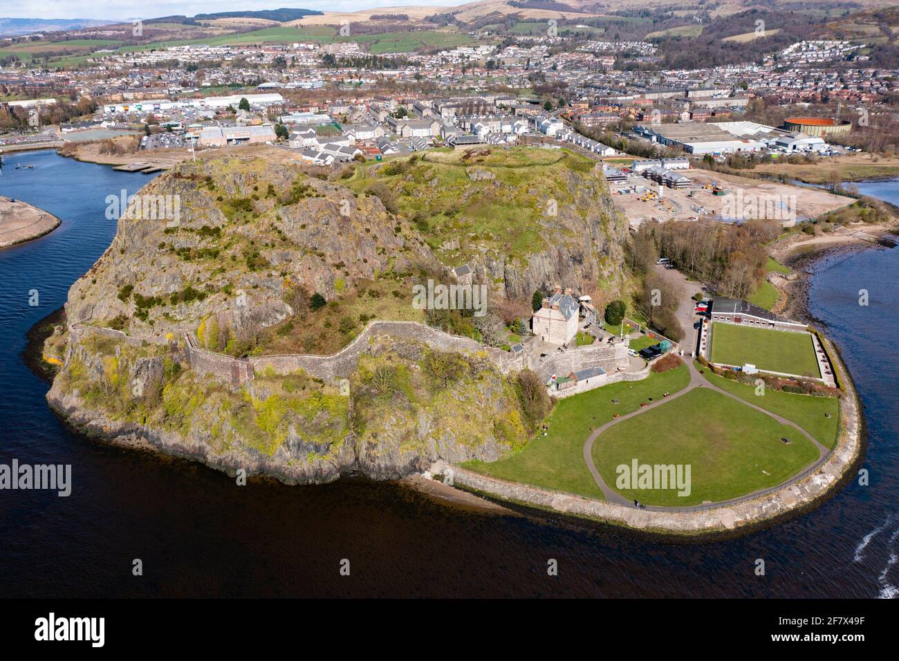 Vista aerea dal drone del castello di Dumbarton (chiuso durante la chiusura del Covid-19) su Dumbarton Rock accanto al fiume Clyde, Scozia, Regno Unito Foto Stock