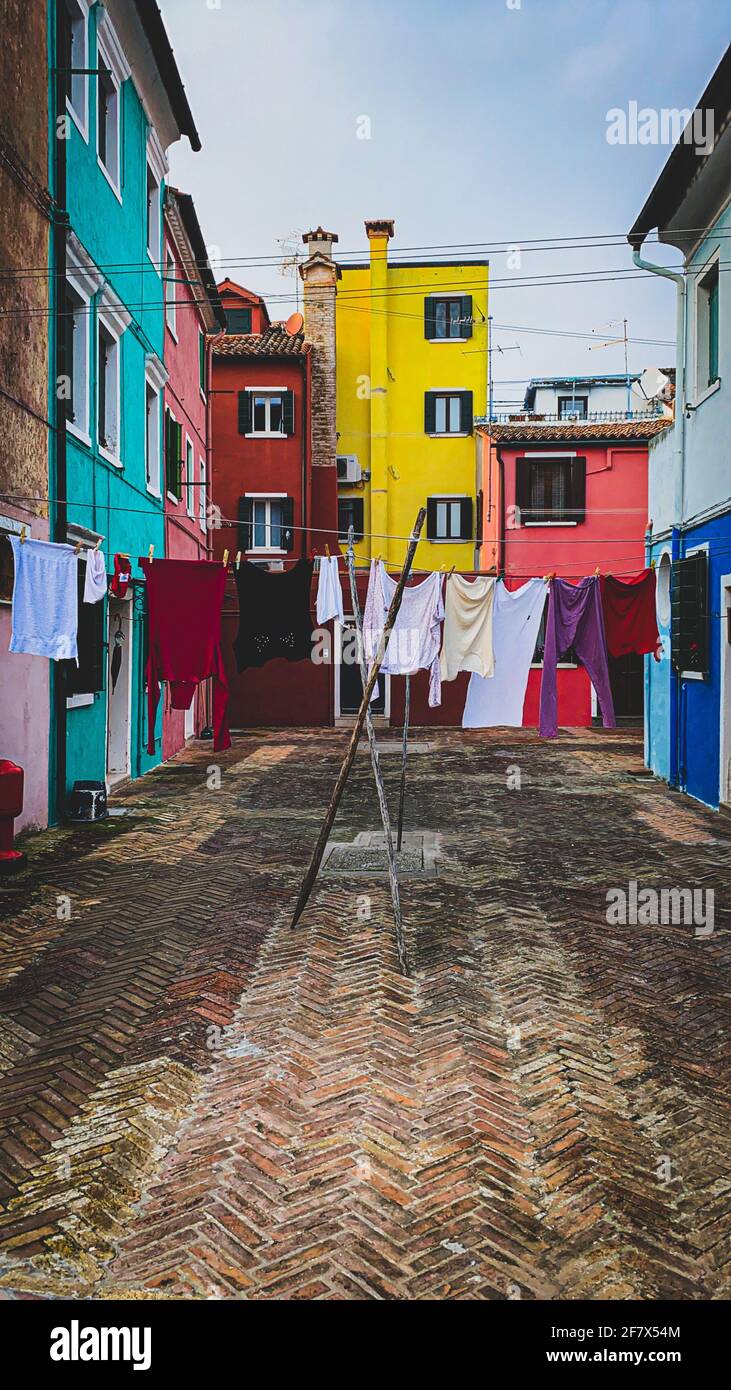 Lavanderia messo ad asciugare su un piccolo tradizionale e molto Luogo colorato sull'isola di Burano Foto Stock