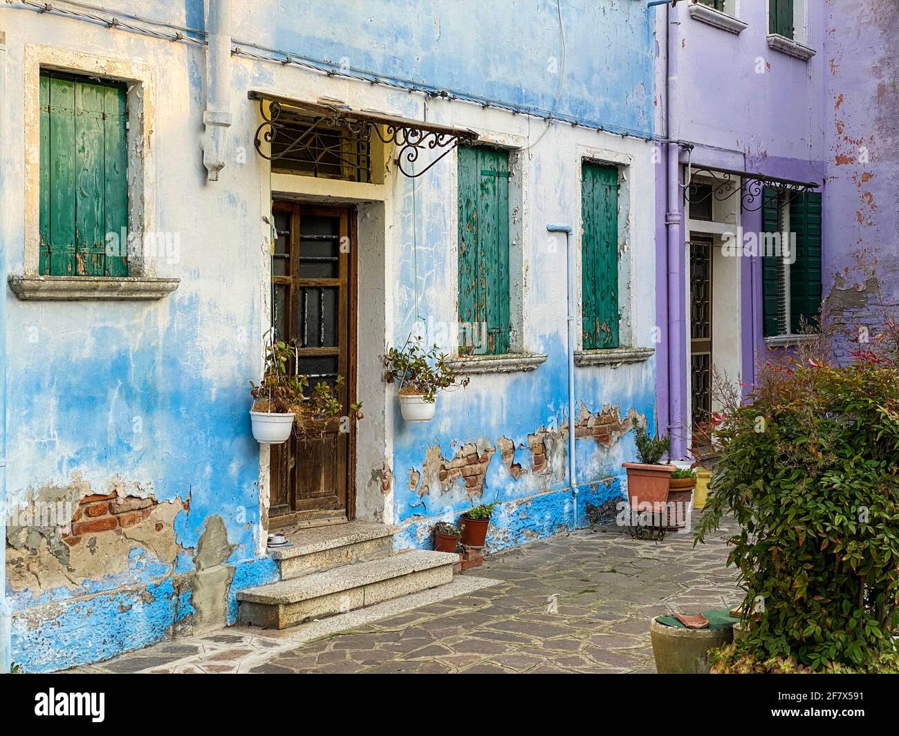 Case multicolori su una piccola piazza dell'isola di Burano, Venezia, Italia Foto Stock