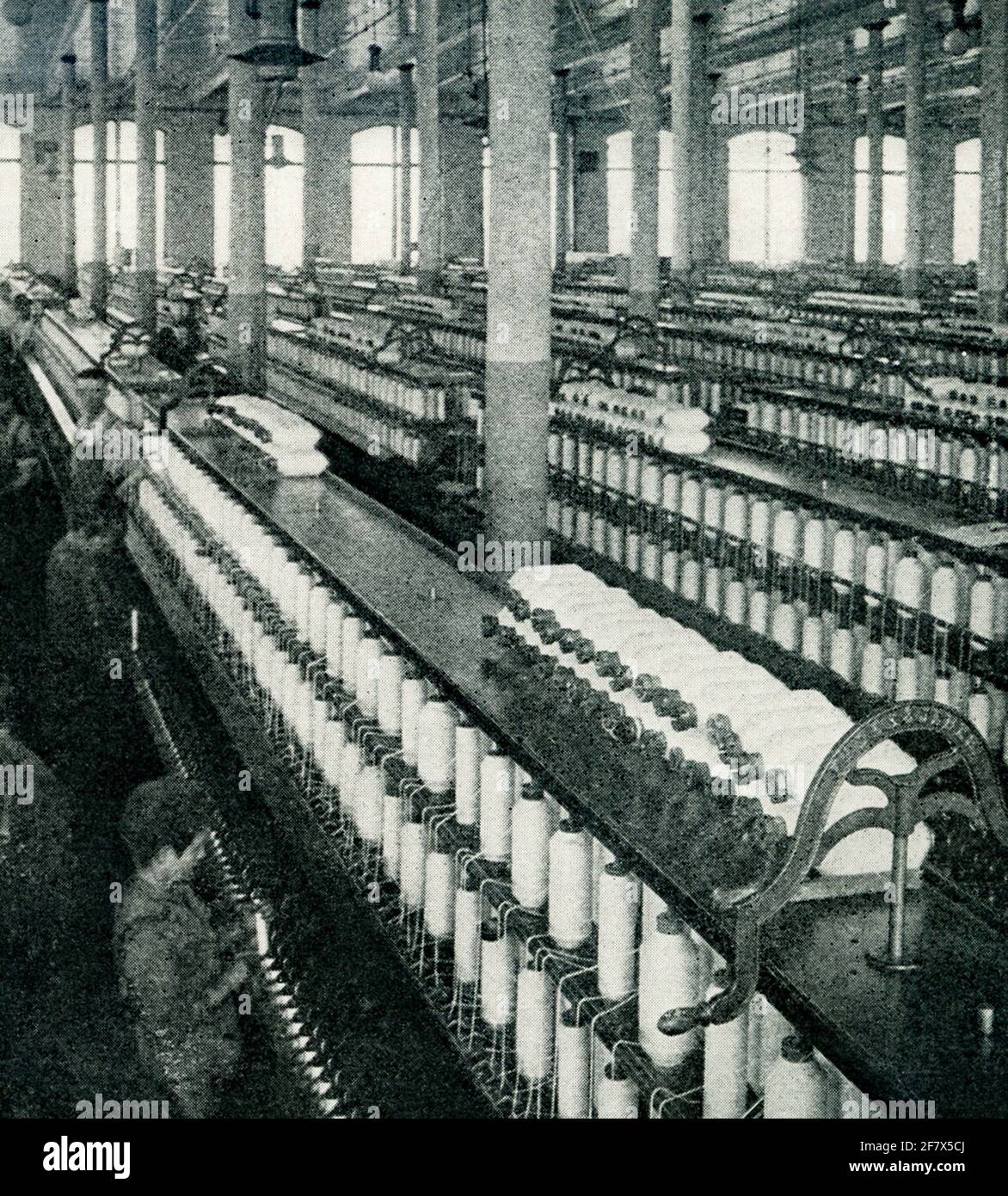 Questa foto del 1903 mostra il lavoro minorile in una sala di filatura. Foto Stock