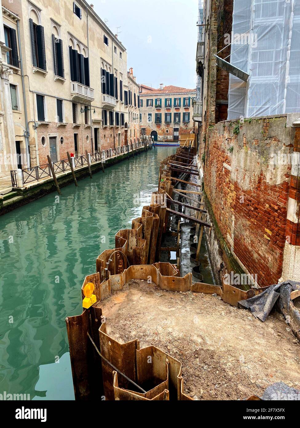 Opere in un canale a Venezia. Utilizzano largsen palancole per asciugare la  costruzione Foto stock - Alamy