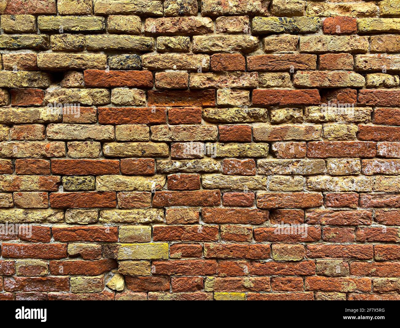 Parte orizzontale di un vecchio muro di mattoni rossi veneziani, sfondo, Foto Stock