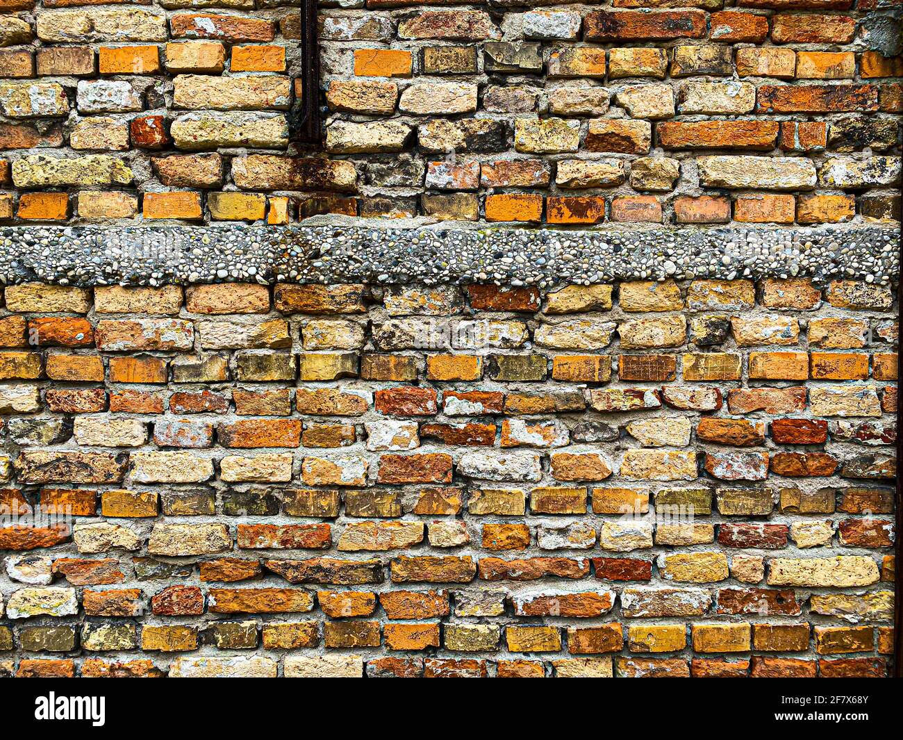 Parte orizzontale di un vecchio muro di mattoni rossi veneziani, sfondo, Foto Stock