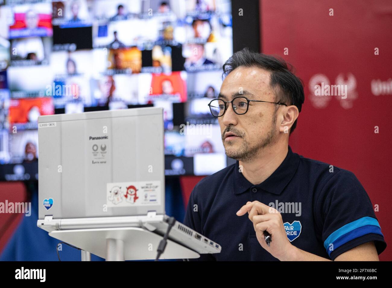 Tokyo, Giappone. 10 Apr 2021. Nobuyuki Iizuka, Group Manager del Gruppo di Gestione personale di controllo del doping, Dipartimento DI TEST, Japan Anti-doping Agency parla ai partecipanti durante il training di volontariato on line presso la sede centrale di Tokyo 2020 il 10 aprile 2021 a Tokyo, Giappone. Credit: POOL/ZUMA Wire/Alamy Live News Foto Stock