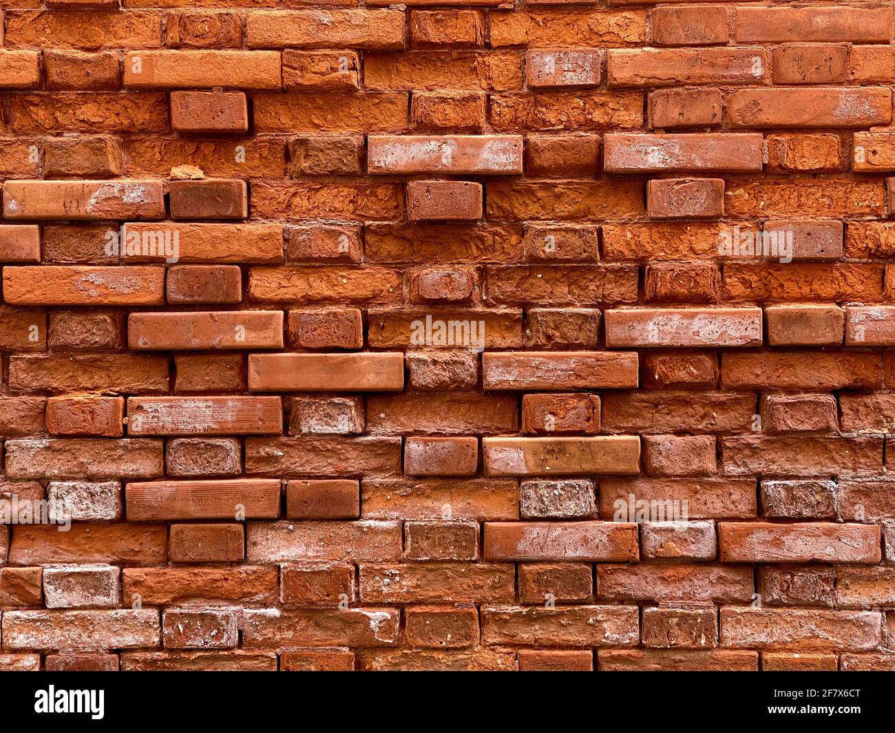 Parte orizzontale di un vecchio muro di mattoni rossi veneziani, sfondo, Foto Stock