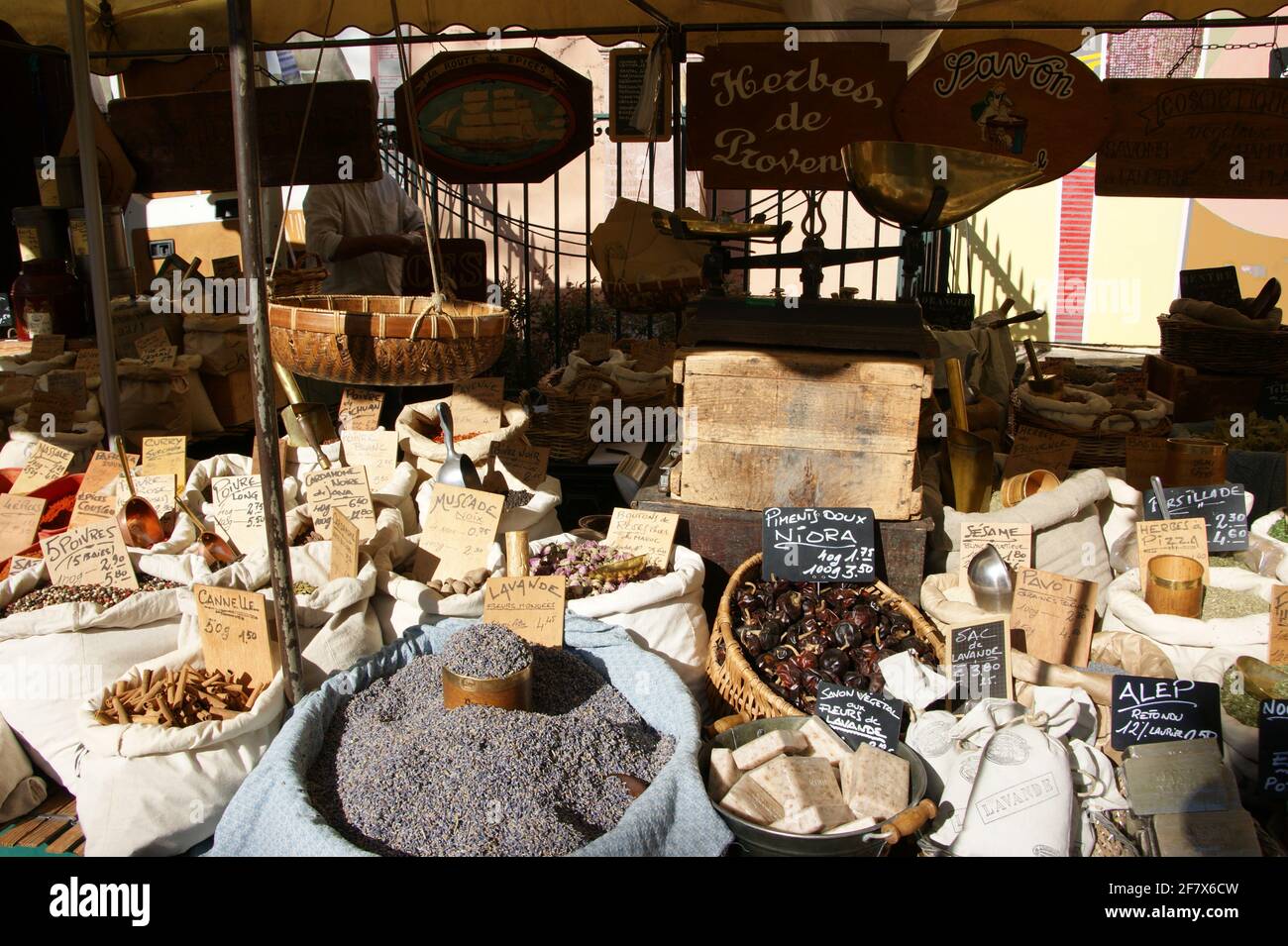 Erbe e spezie in un tipico mercato francese. Foto Stock
