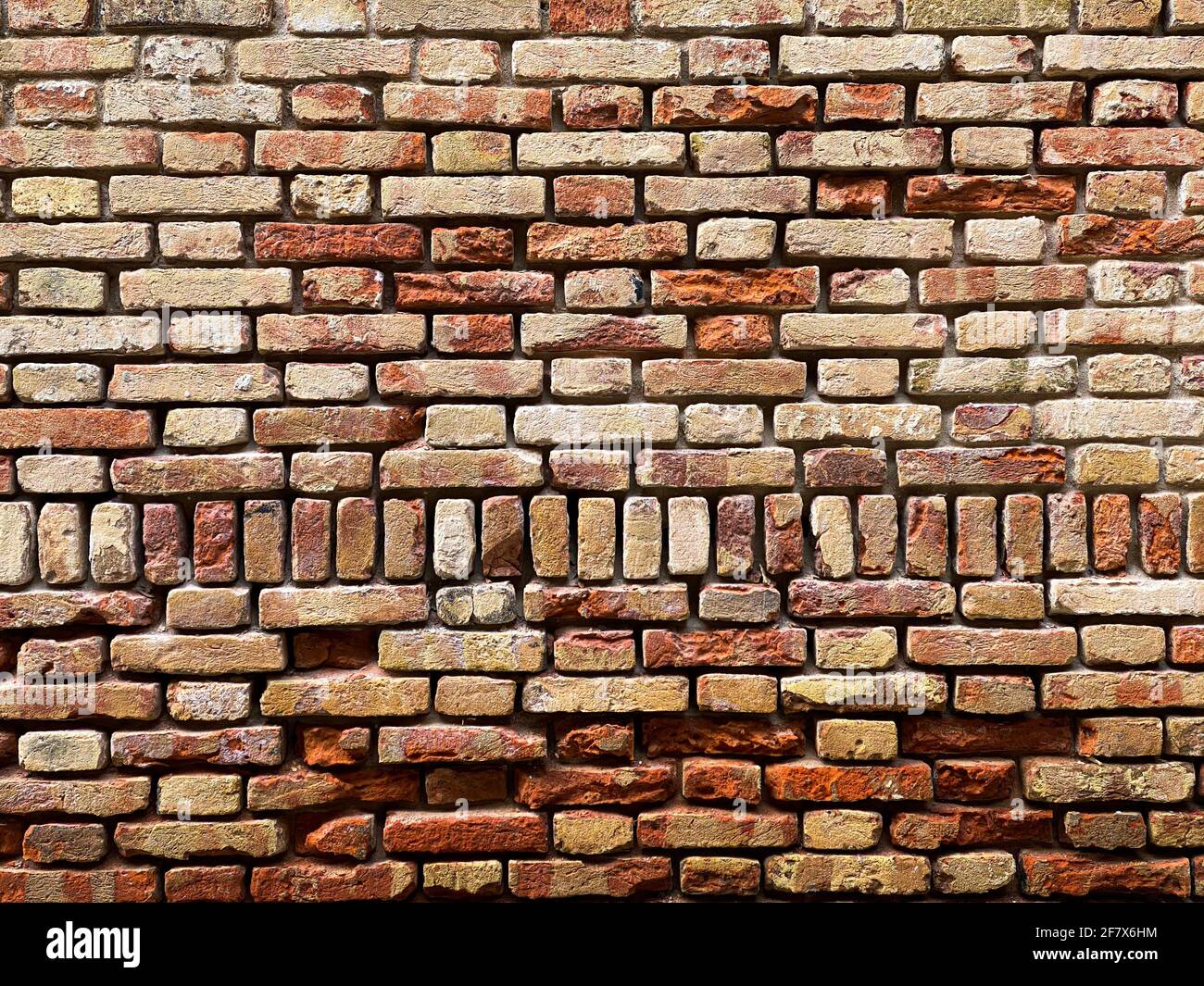 Parte orizzontale di un vecchio muro di mattoni rossi veneziani, sfondo, Foto Stock