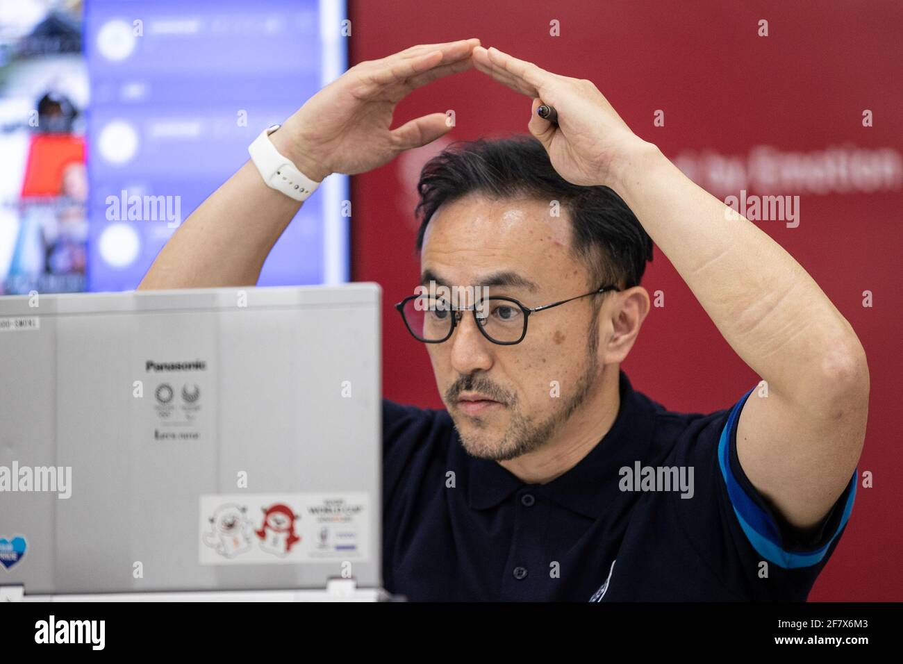 Tokyo, Giappone. 10 Apr 2021. Nobuyuki Iizuka, Group Manager del Gruppo di Gestione personale di controllo del doping, Dipartimento DI TEST, Japan Anti-doping Agency parla ai partecipanti durante il training di volontariato on line presso la sede centrale di Tokyo 2020 il 10 aprile 2021 a Tokyo, Giappone. Credit: POOL/ZUMA Wire/Alamy Live News Foto Stock