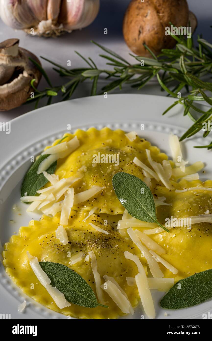 Funghi e formaggio ripieni di ravioli con olio d'oliva. Foto Stock