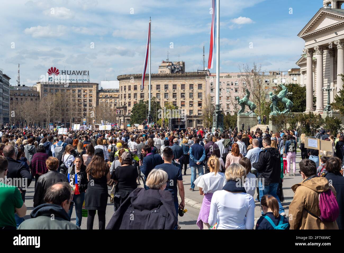 Manifestazioni di "rivolta ecologica" contro l'inquinamento ambientale di fronte all'Assemblea nazionale serba a Belgrado, in Serbia, il prossimo aprile Foto Stock