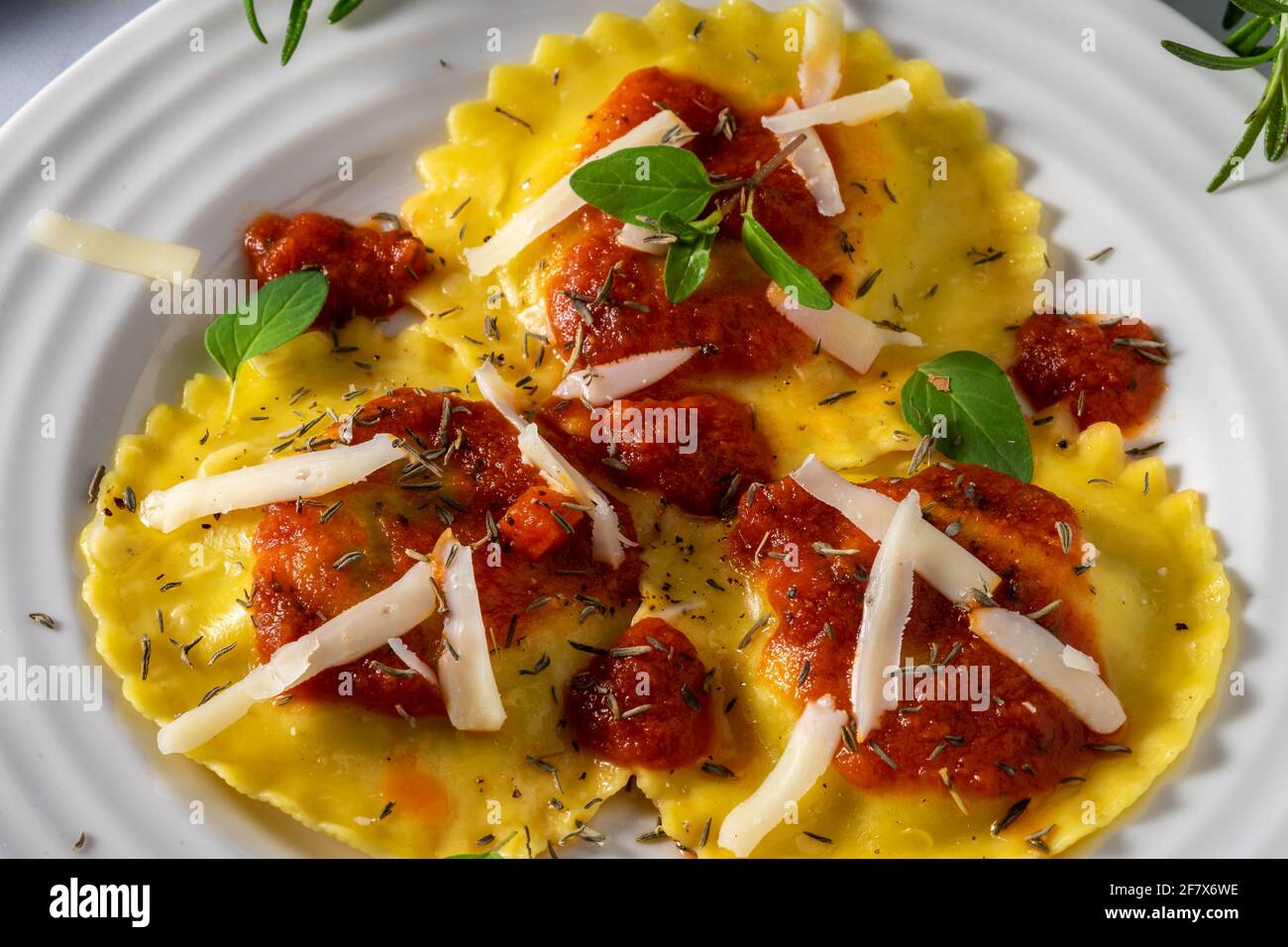 Ravioli di funghi e formaggio con salsa marinara. Foto Stock