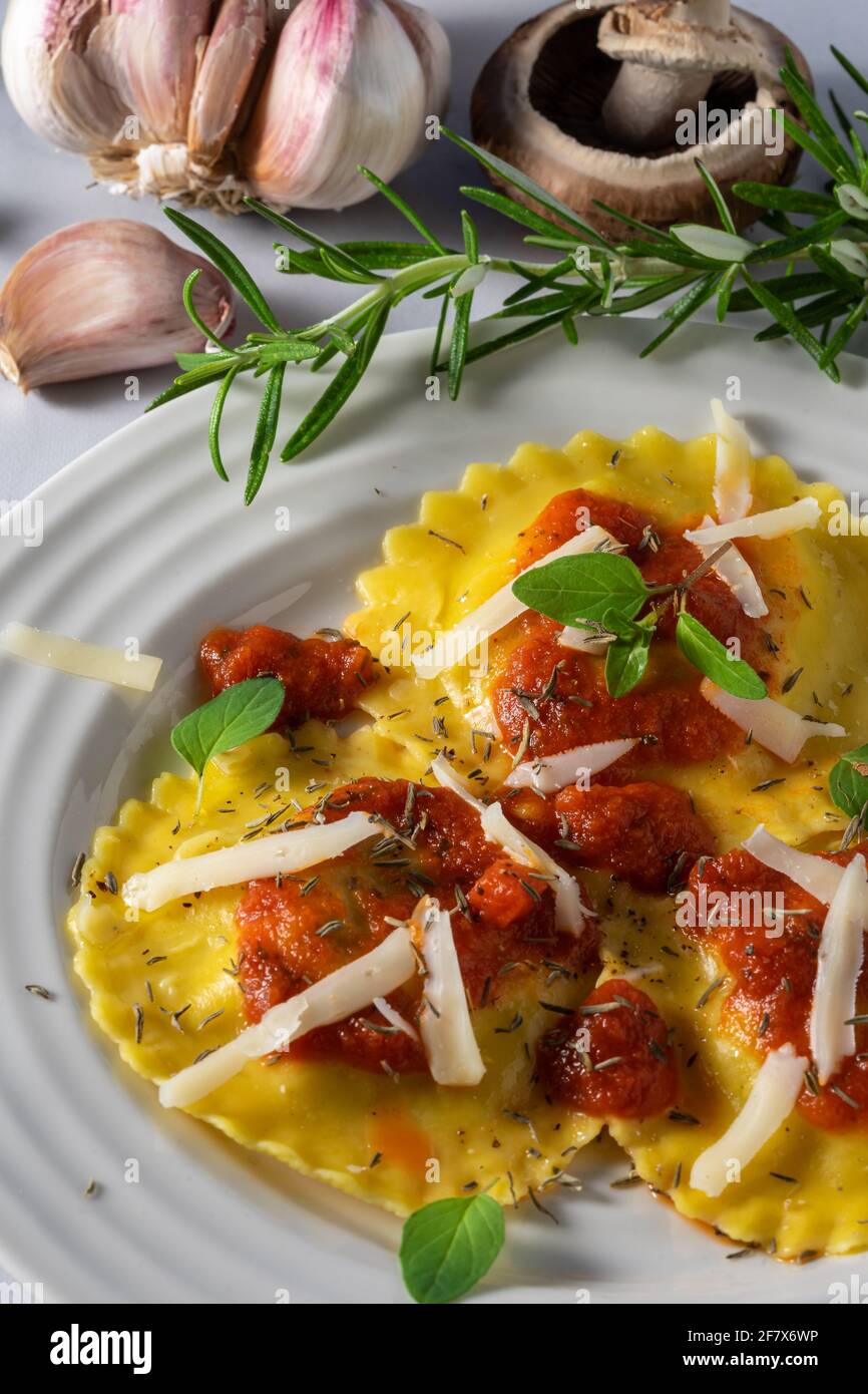 Ravioli di funghi e formaggio con salsa marinara. Foto Stock