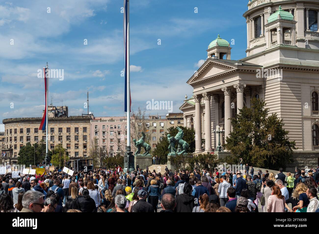 Manifestazioni di "rivolta ecologica" contro l'inquinamento ambientale di fronte all'Assemblea nazionale serba a Belgrado, in Serbia, il prossimo aprile Foto Stock