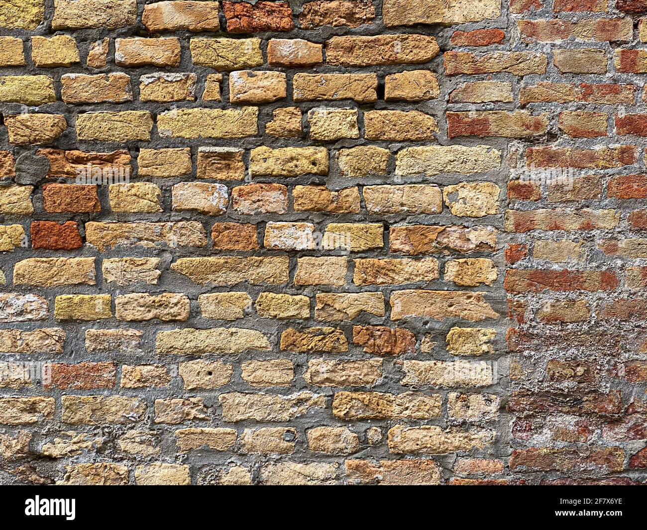 Parte orizzontale di un vecchio muro di mattoni rossi veneziani, sfondo, Foto Stock