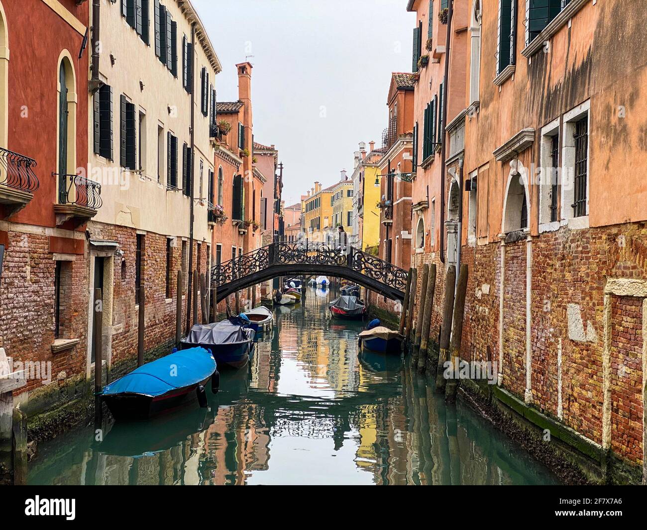 Persona irriconoscibile che cammina su un ponte a Venezia, Italia Foto Stock