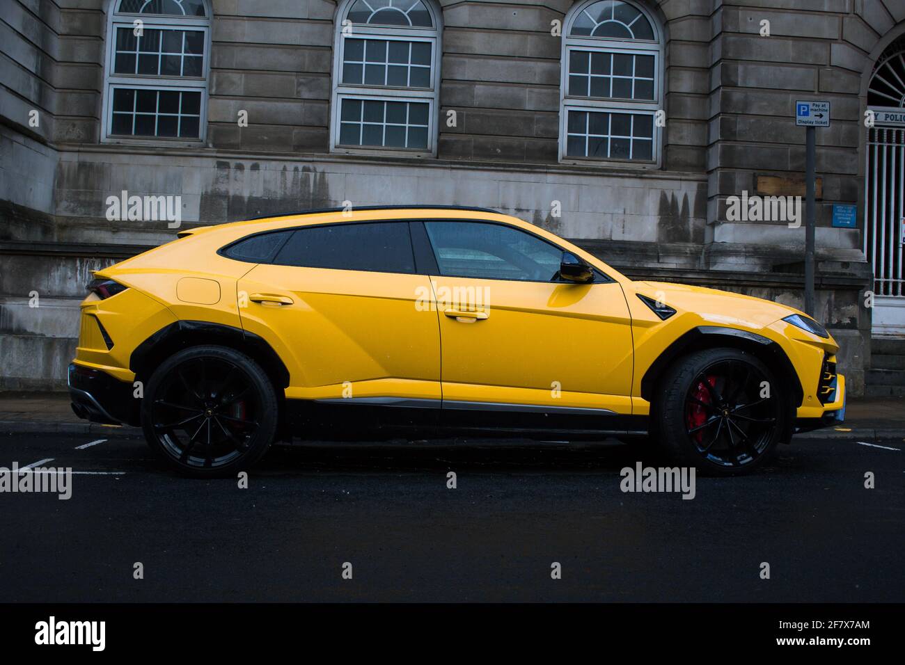 A 2019 giallo Auge Lamborghini Urus con nero lucido Cerchi in lega e pinze dei freni rosse su Manchester City Via del centro Foto Stock