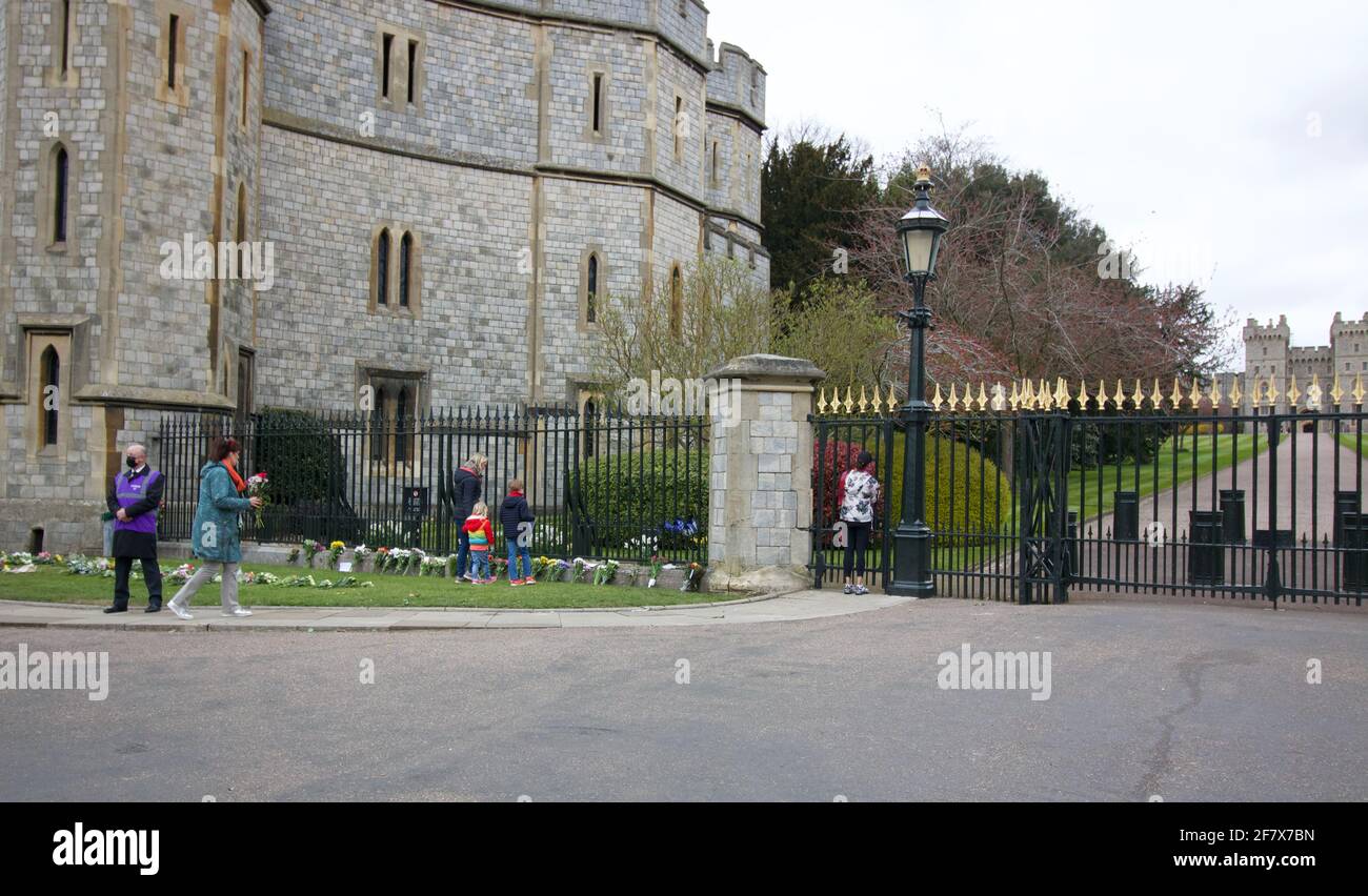 10 aprile 2021 - Windsor, Regno Unito: Membri di fiori di posa pubblici al Castello di Windsor Foto Stock