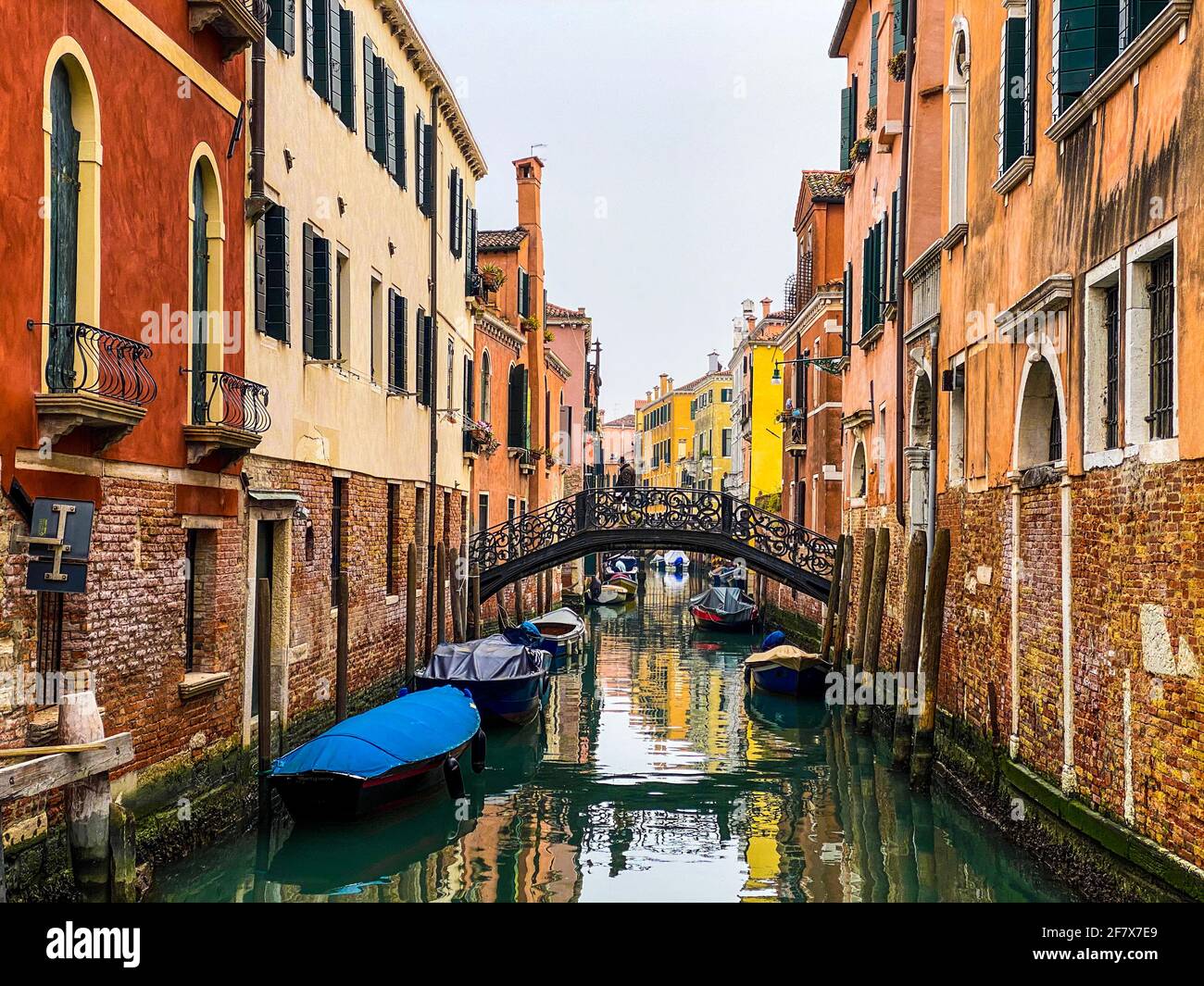 Persona irriconoscibile che cammina su un ponte a Venezia, Italia Foto Stock