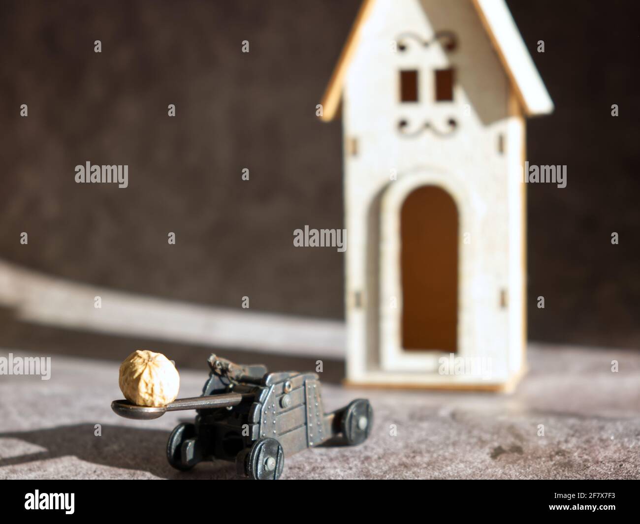 diorama divertente di una catapulta mentre si tira una arachidi una casa di legno Foto Stock