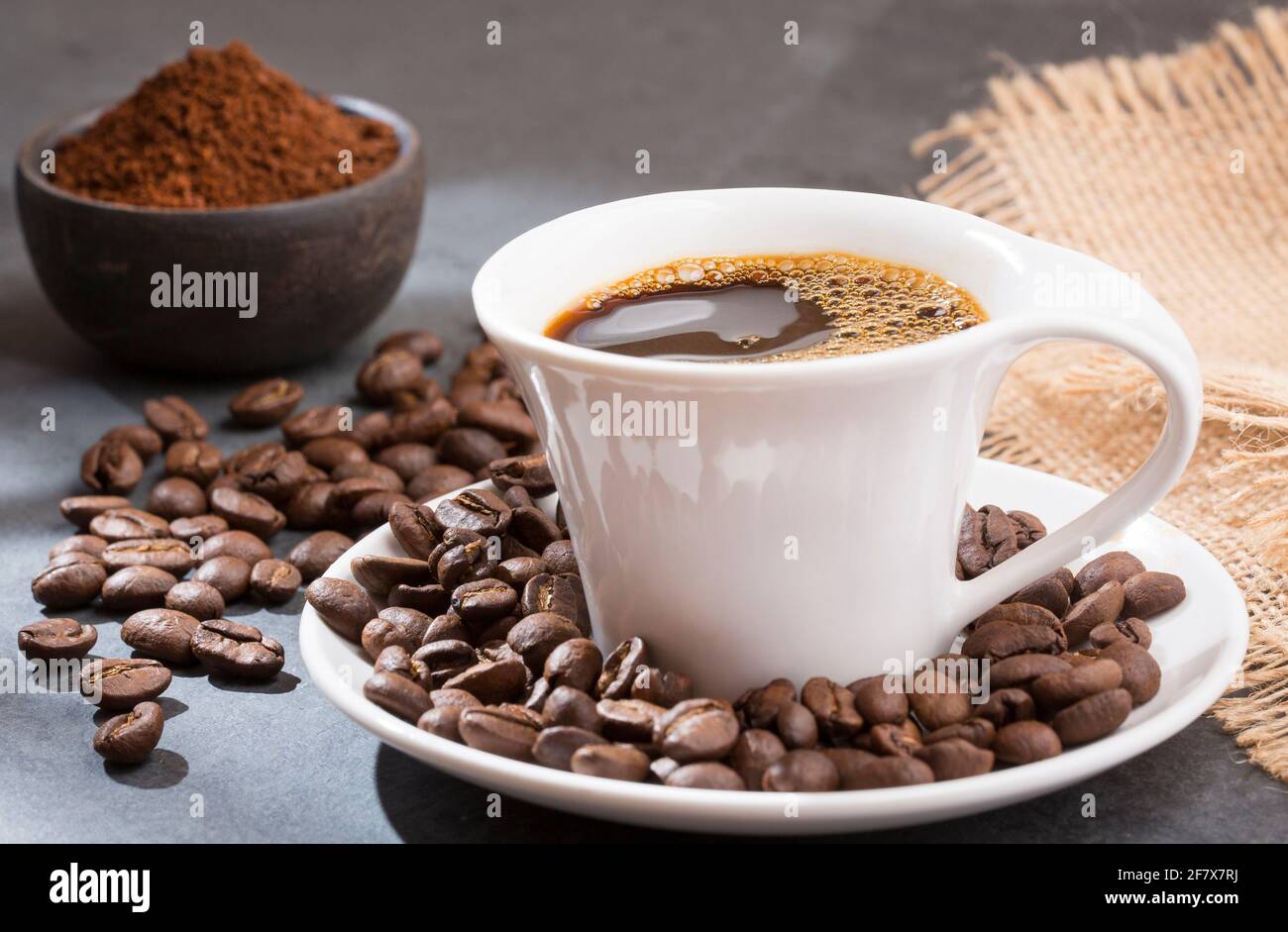 Il caffè può aiutare a prevenire alcune malattie e contribuire a mantenere in forma la memoria e aumentare il fisico e mentale prestazioni Foto Stock