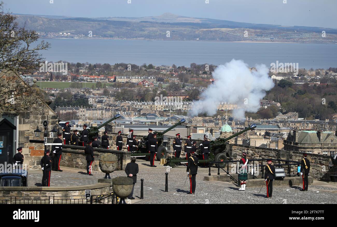 I membri del 105° Reggimento reale artiglieria sparano un saluto da armi per celebrare la morte del Principe Filippo, marito della Regina Elisabetta, al Castello di Edimburgo, in Gran Bretagna, il 10 aprile 2021. Andrew Milligan/Pool via REUTERS Foto Stock