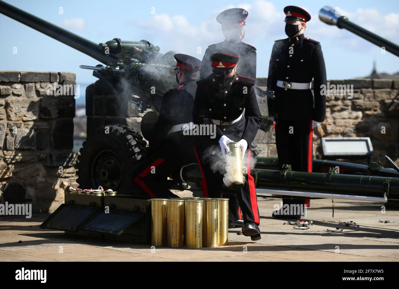 I membri del 105° Reggimento reale artiglieria sparano un saluto da armi per celebrare la morte del Principe Filippo, marito della Regina Elisabetta, al Castello di Edimburgo, in Gran Bretagna, il 10 aprile 2021. Andrew Milligan/Pool via REUTERS Foto Stock