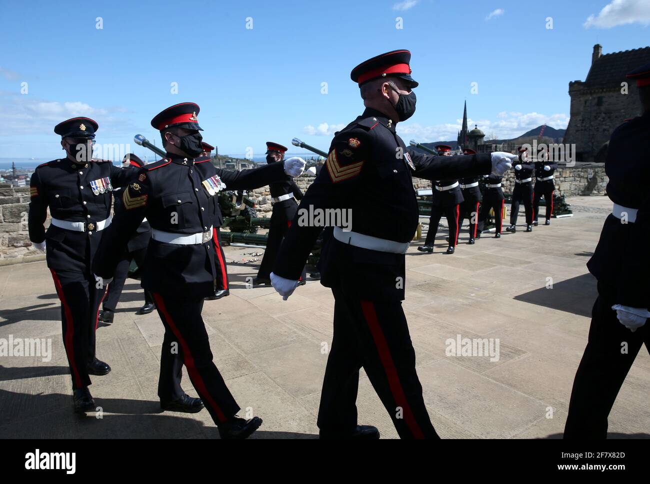 I membri del 105° Regiment Royal Artillery frequentano un saluto con armi da fuoco per celebrare la morte del Principe Filippo, marito della Regina Elisabetta, al Castello di Edimburgo, in Gran Bretagna, il 10 aprile 2021. Andrew Milligan/Pool via REUTERS Foto Stock
