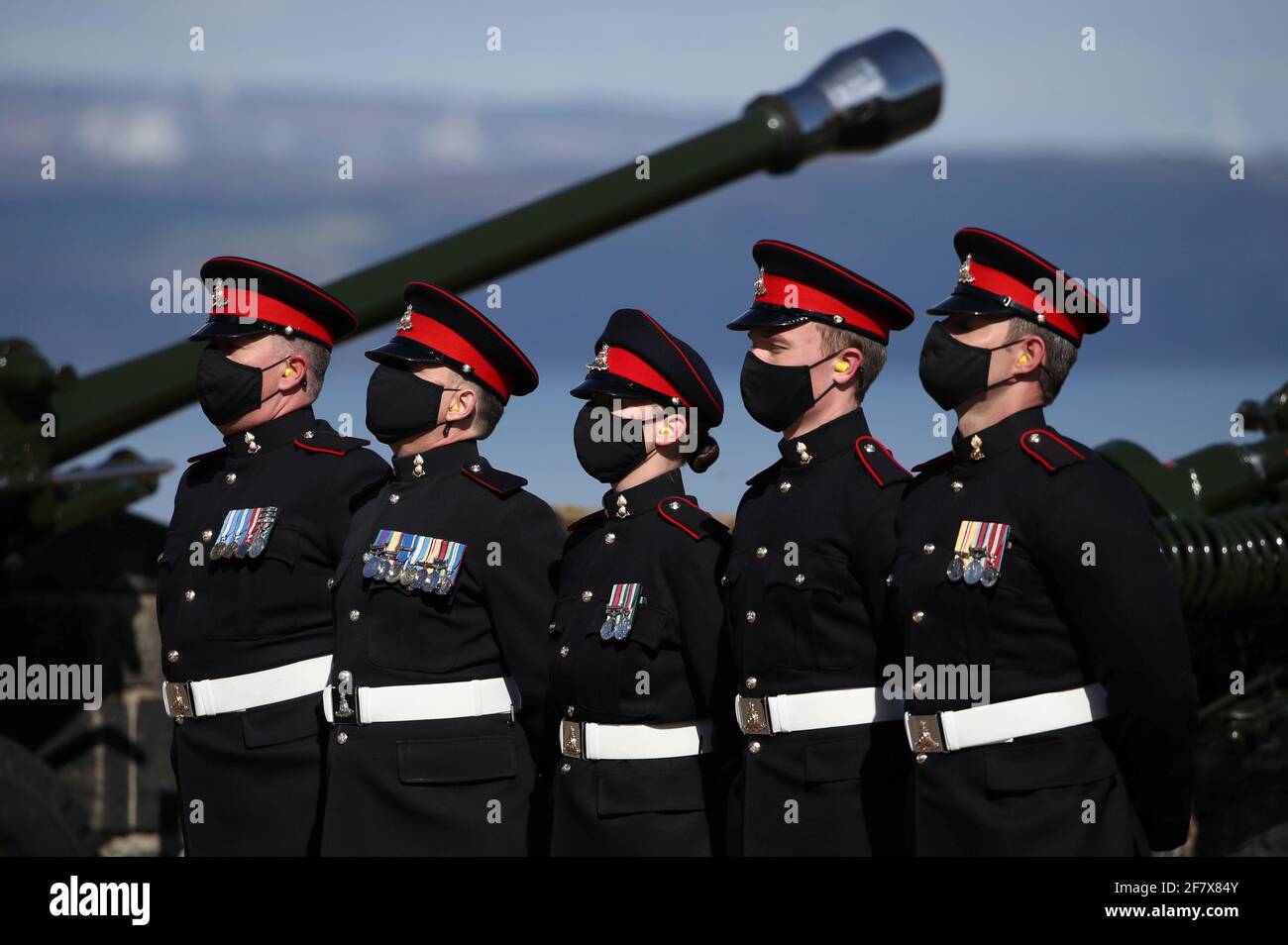 I membri del 105° Regiment Royal Artillery frequentano un saluto con armi da fuoco per celebrare la morte del Principe Filippo, marito della Regina Elisabetta, al Castello di Edimburgo, in Gran Bretagna, il 10 aprile 2021. Andrew Milligan/Pool via REUTERS Foto Stock