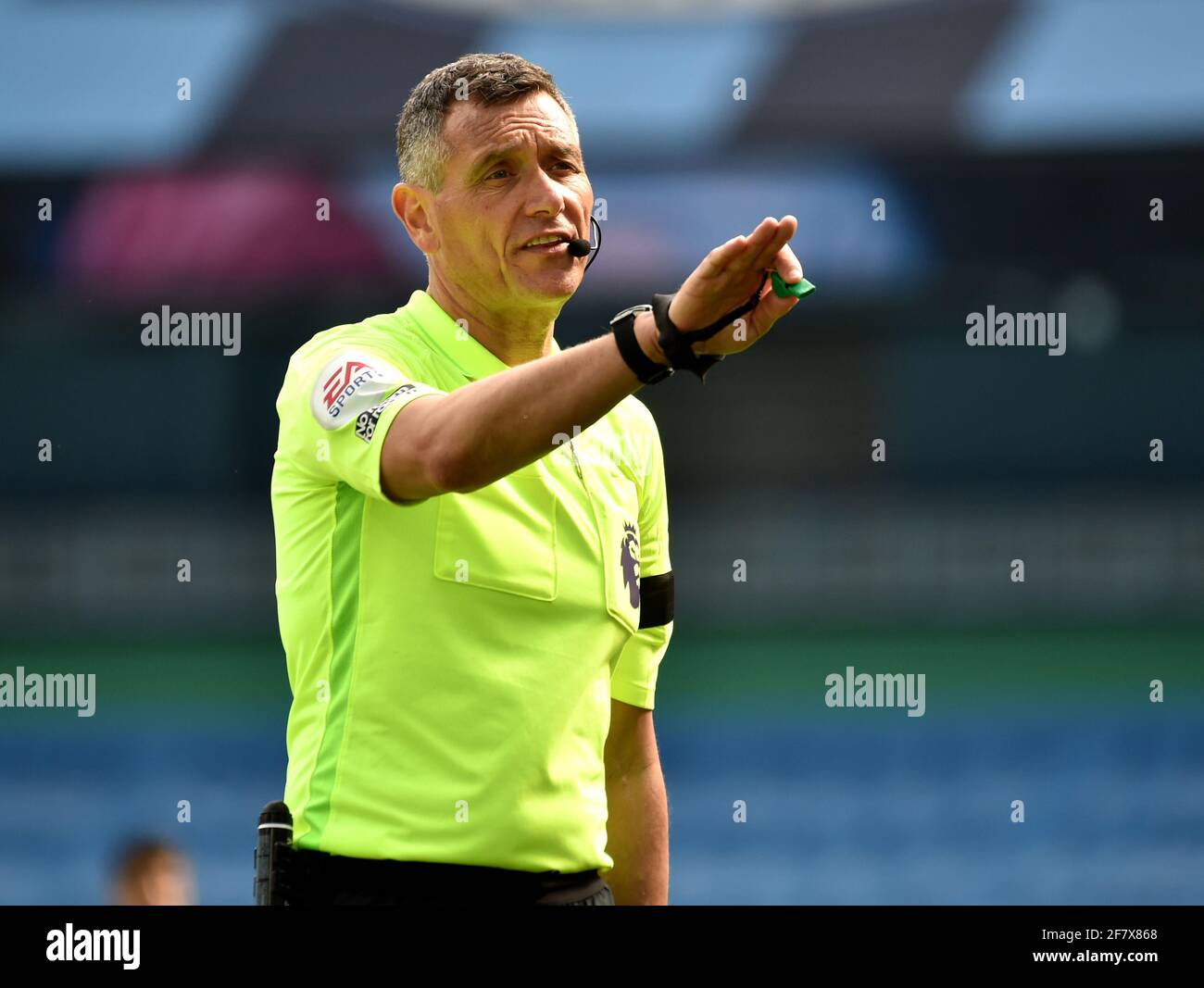 Arbitro Andre Marriner durante la partita della Premier League all'Etihad Stadium di Manchester. Data immagine: Sabato 10 aprile 2021. Foto Stock