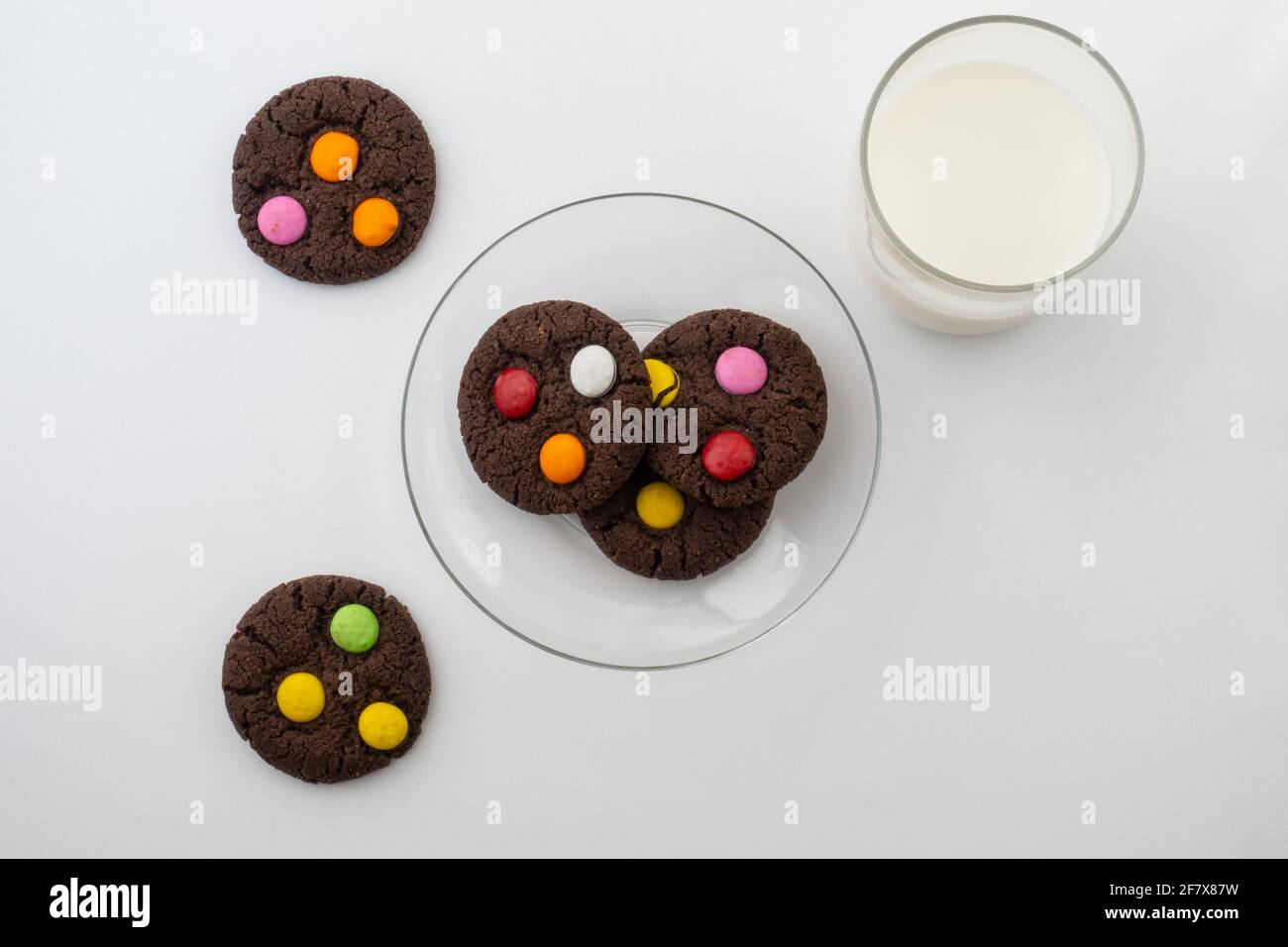 Cookie BonBon con un bicchiere di latte su sfondo bianco, vista dall'alto Foto Stock