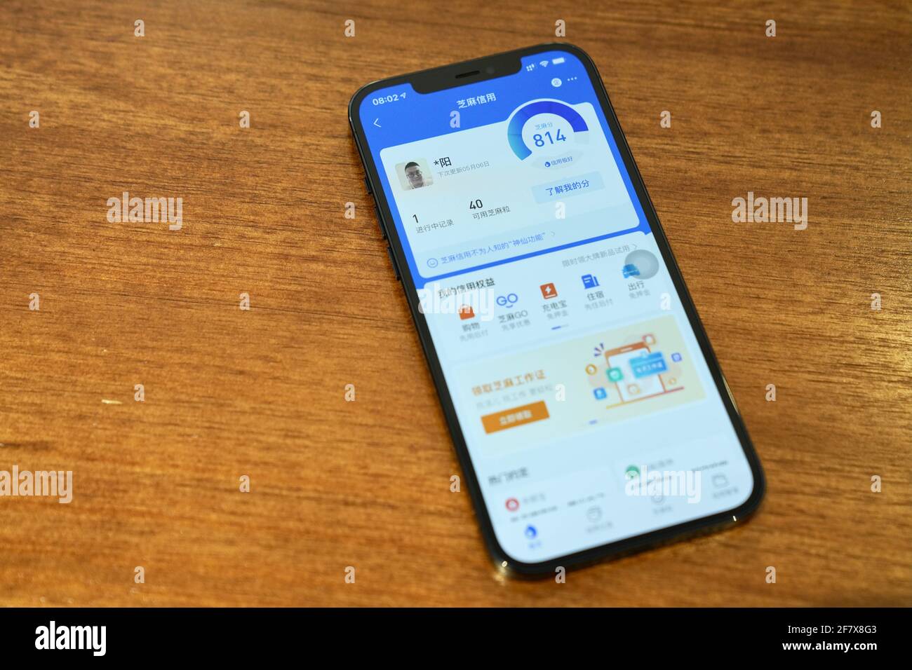 Credito di sesamo (aka credito di Zhima) su un iPhone 12 Pro Max, un programma di credito sociale creato da ANT Financial su Alipay App in Cina. Foto Stock