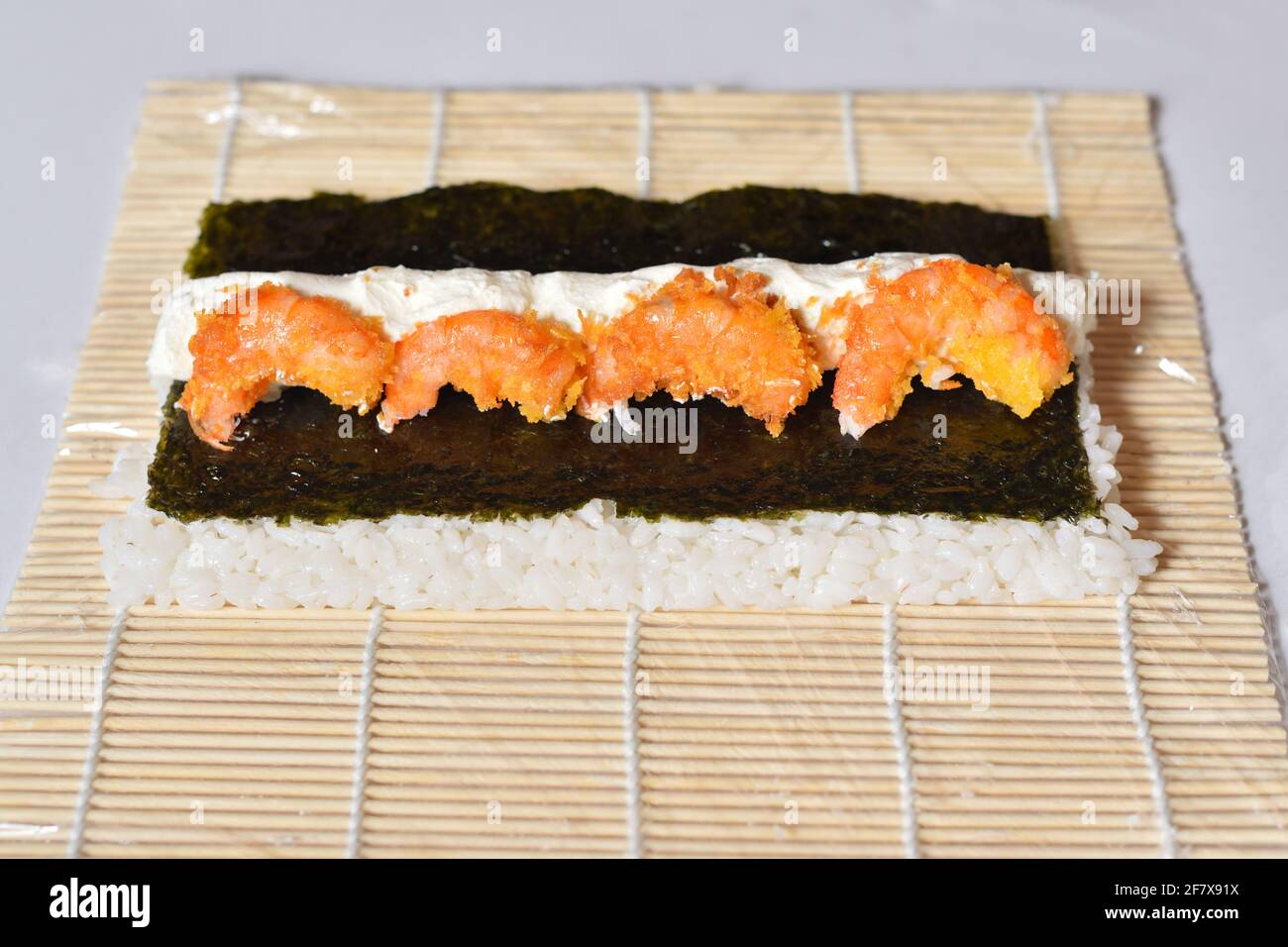 Rotolo di sushi da cucina con gamberi fritti Foto Stock