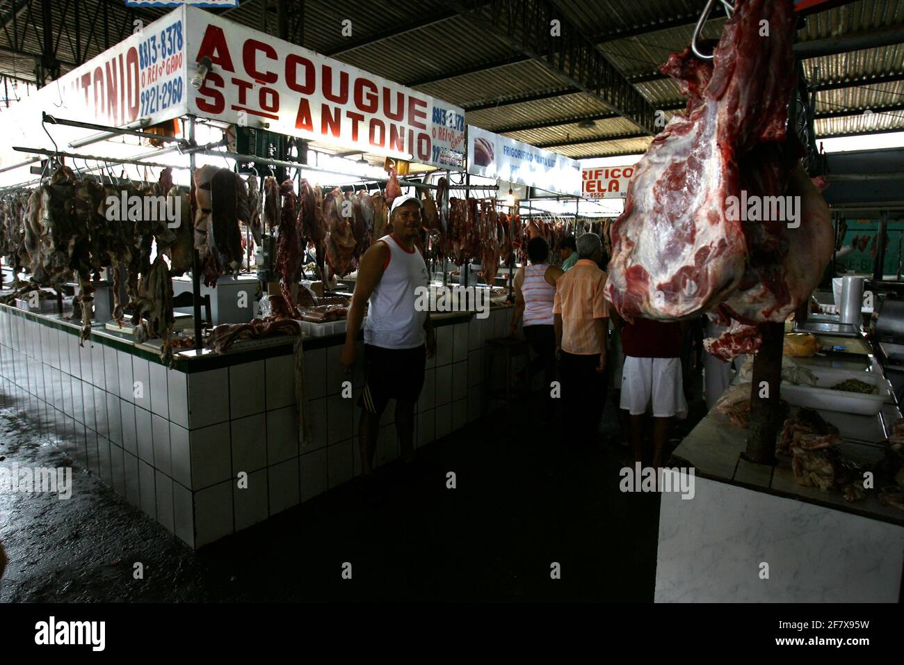 itabuna, bahia / brasile - 26 novembre 2011: Bolvina e carne di maiale si vedono appesi in bancarelle, senza refrigerazione alla fiera di Sao Caetano in Th Foto Stock