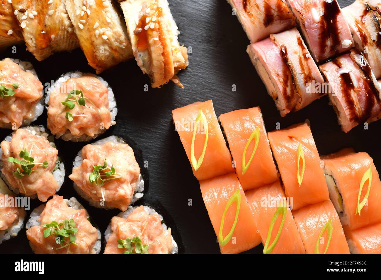 Set di diversi rotoli di sushi Foto Stock