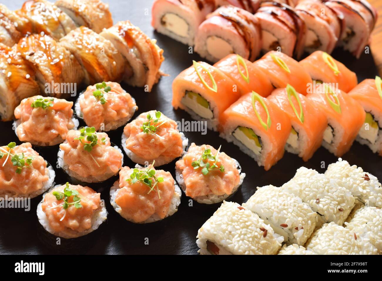 Set di diversi rotoli di sushi Foto Stock