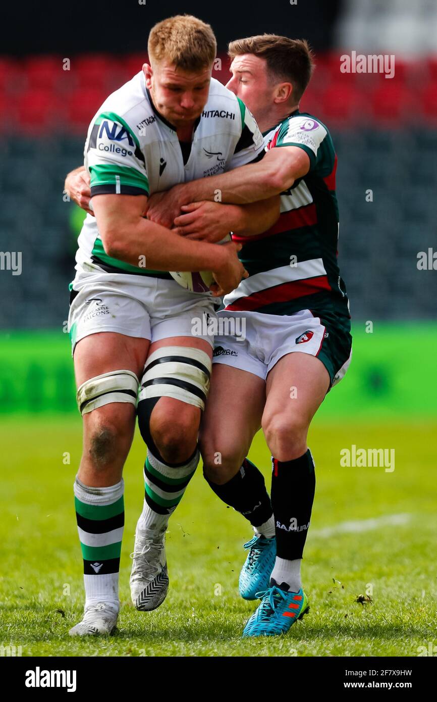 10 aprile 2021; Mattoli Woods Welford Road Stadium, Leicester, Midlands, Inghilterra; European Rugby Challenge Cup, Leicester Tigers contro Newcastle Falcons; George Ford di Leicester Tigers ferma Callum Chick di Newcastle Falcons Foto Stock