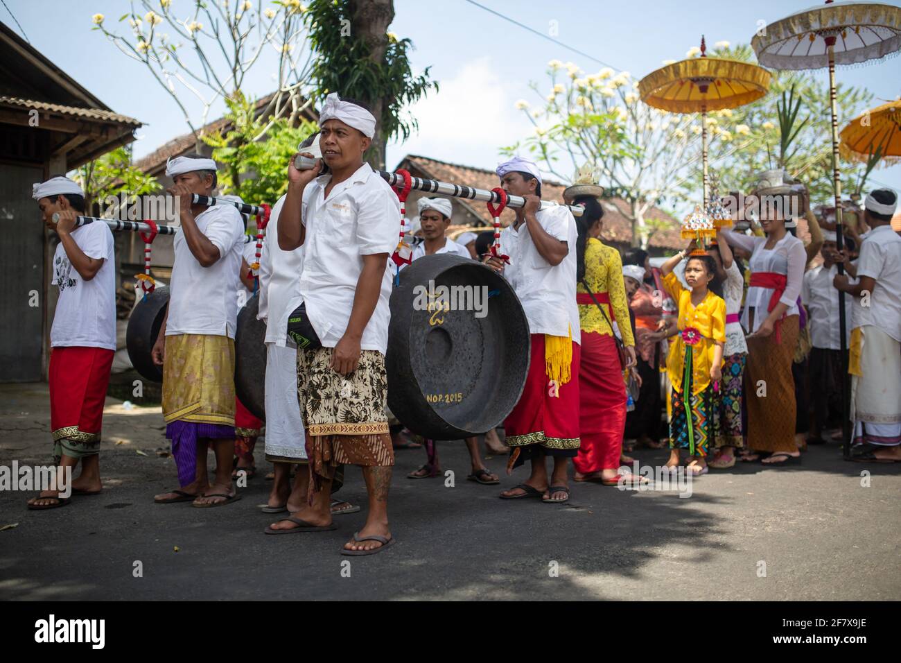 Bangli, Bali, Indonesia - 5 settembre 2016: I balinesi che partecipano alla cerimonia della cremazione a Bangli. Foto Stock