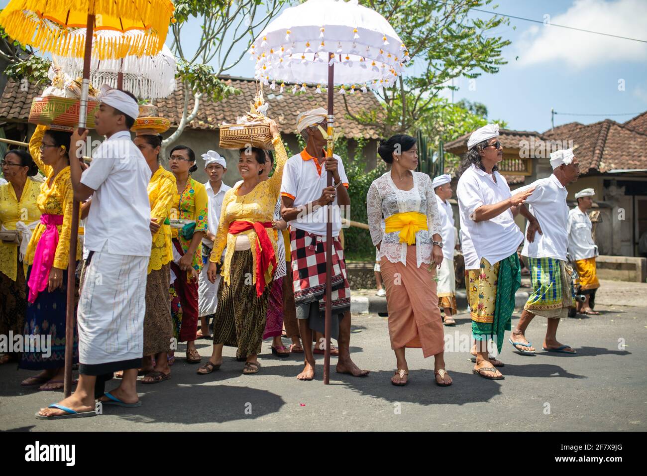 Bangli, Bali, Indonesia - 5 settembre 2016: I balinesi che partecipano alla cerimonia della cremazione a Bangli. Foto Stock