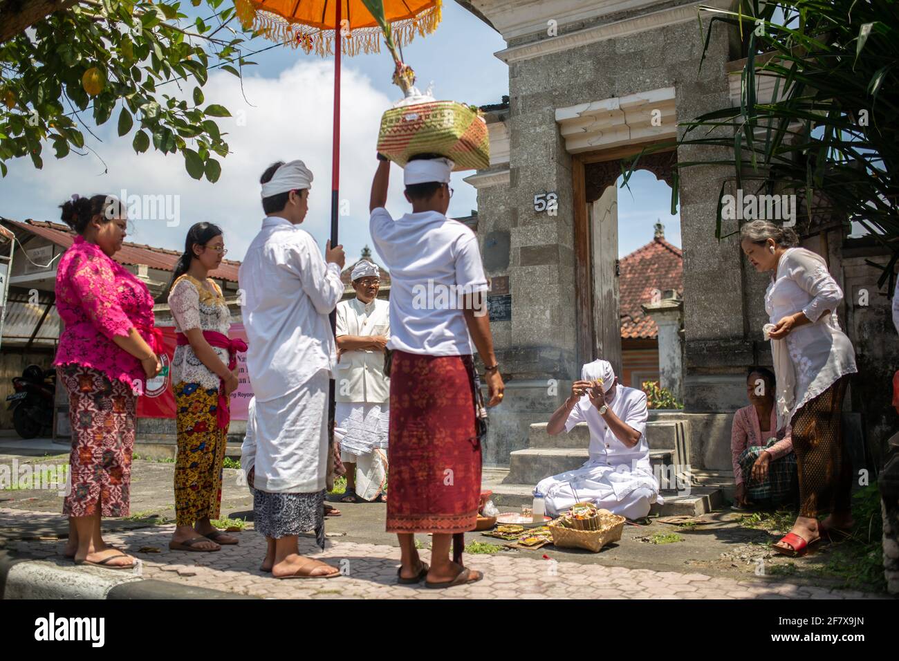 Bangli, Bali, Indonesia - 5 settembre 2016: I balinesi che partecipano alla cerimonia della cremazione a Bangli. Foto Stock